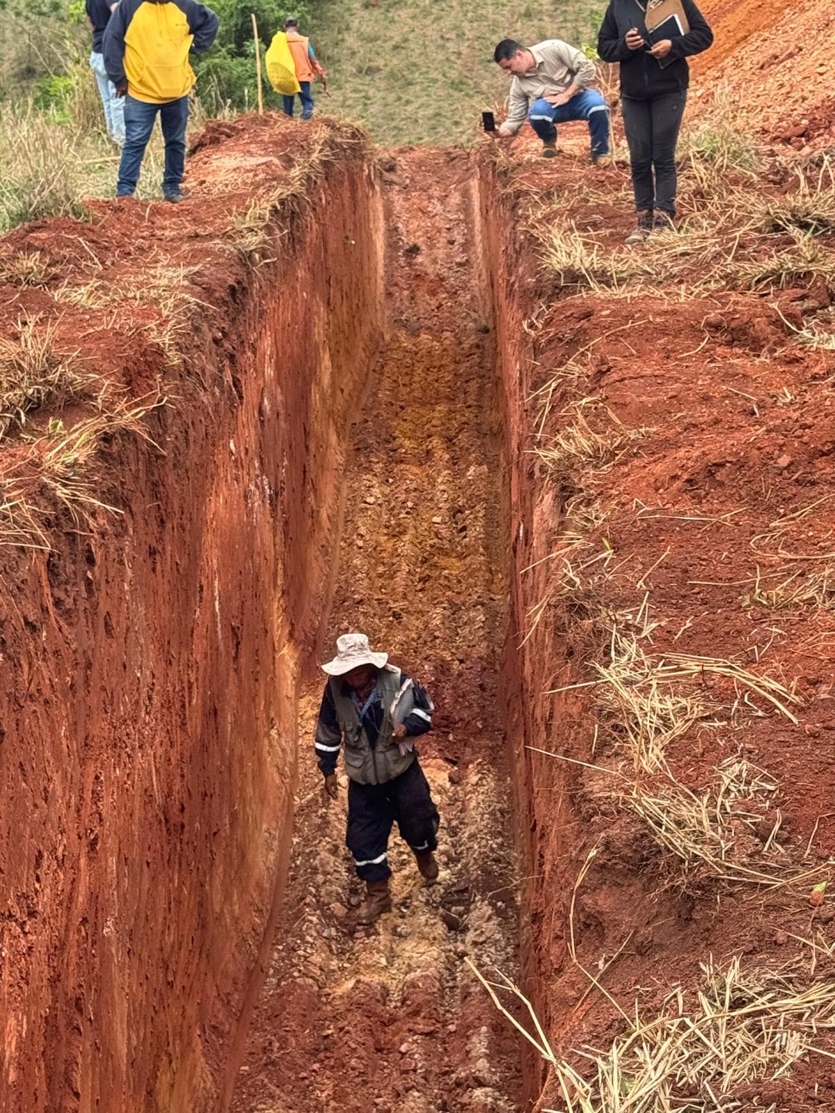 Los Clavillos, Santa Cruz — CAT 320D2L excavator in operation.