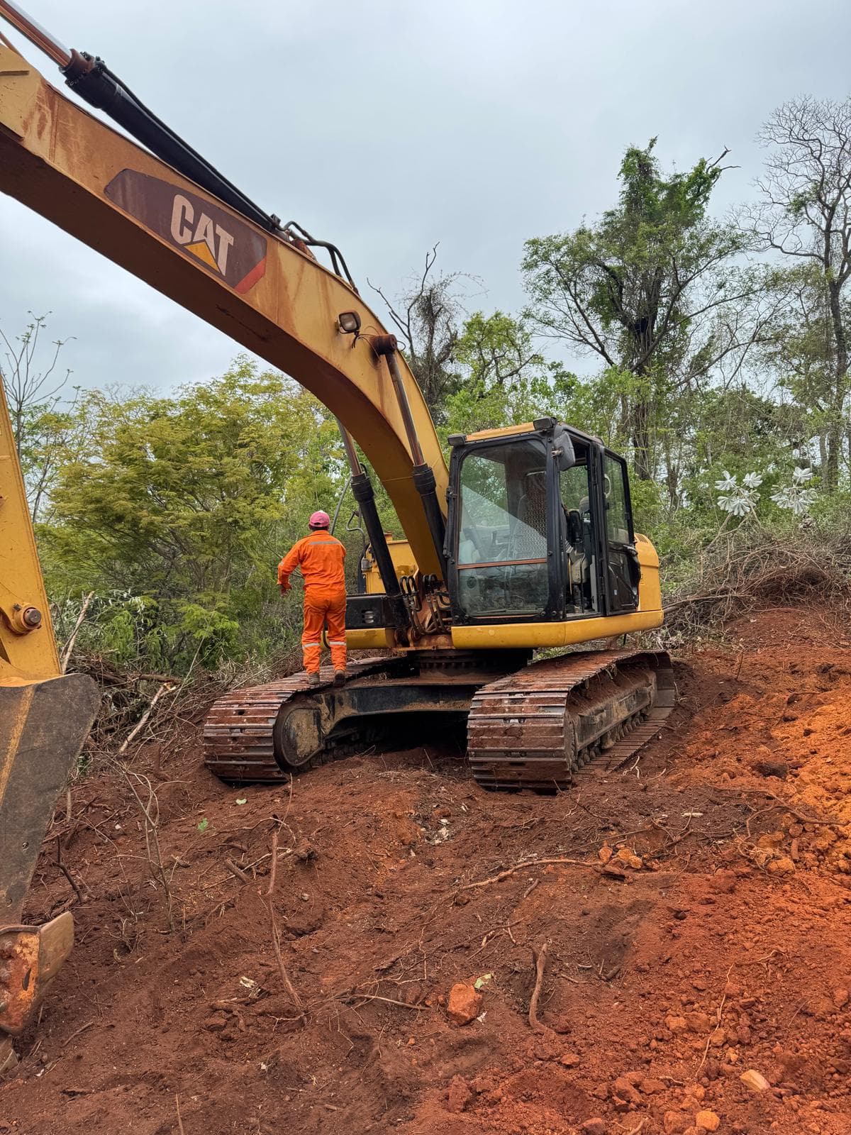 Los Clavillos, Santa Cruz — Scania P140 dump truck on site.