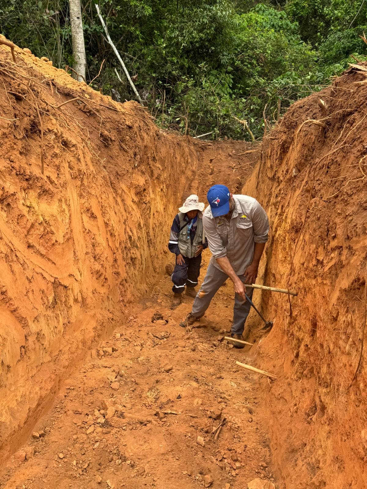 Los Clavillos, Santa Cruz — Resident geologist on site.