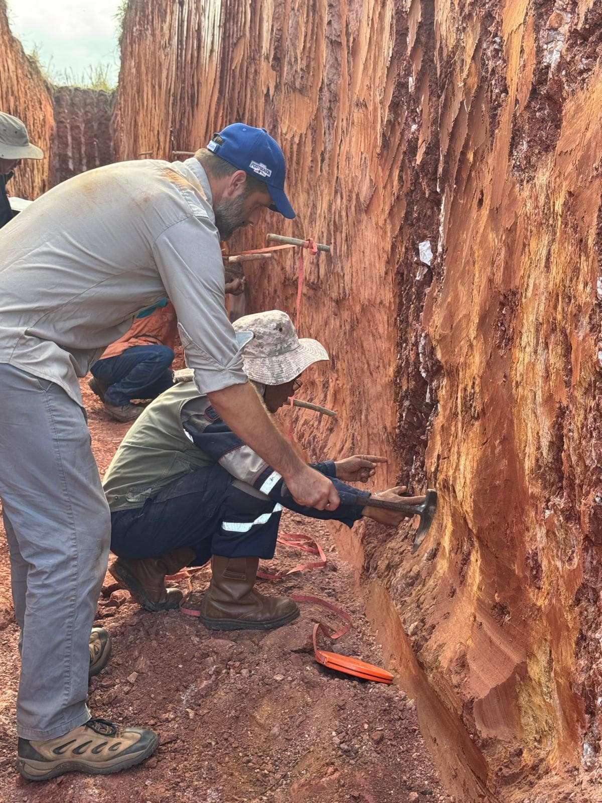 Los Clavillos, Santa Cruz — Biotite schist host rock sample.