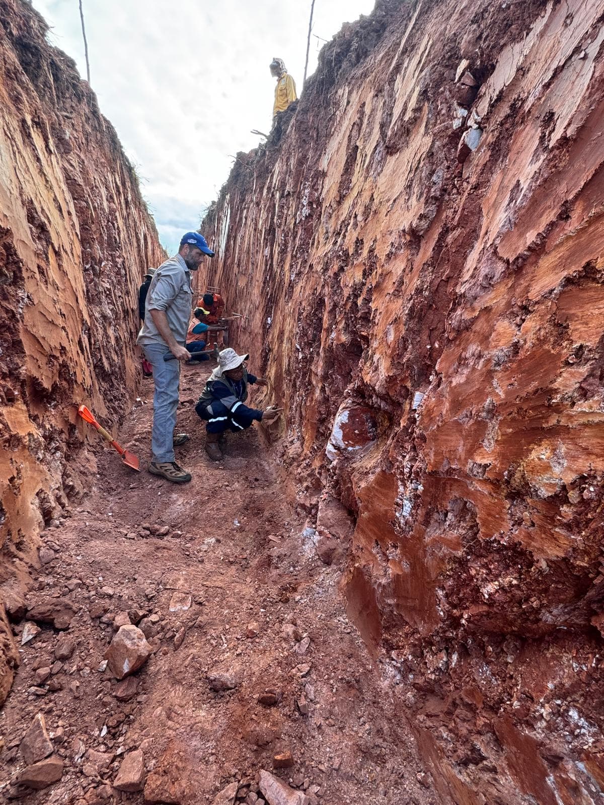 Los Clavillos, Santa Cruz — Survey equipment in the field.
