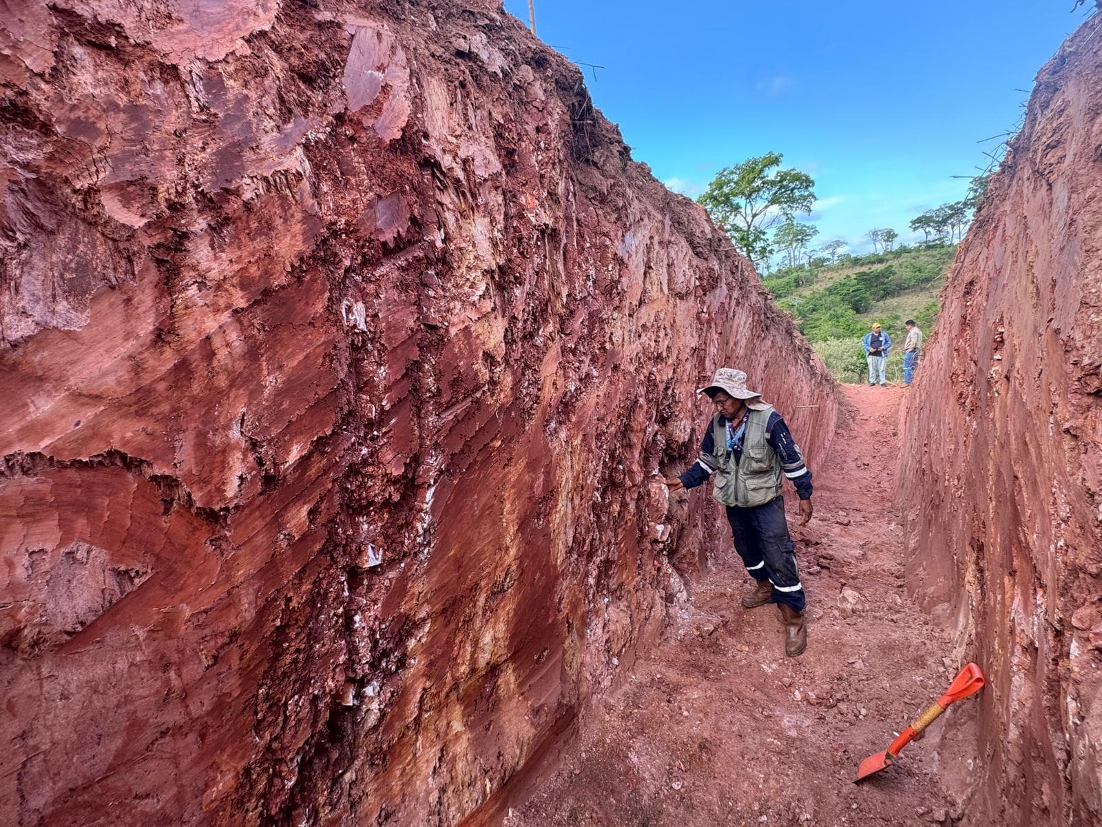 Los Clavillos, Santa Cruz — Field camp at the project site.