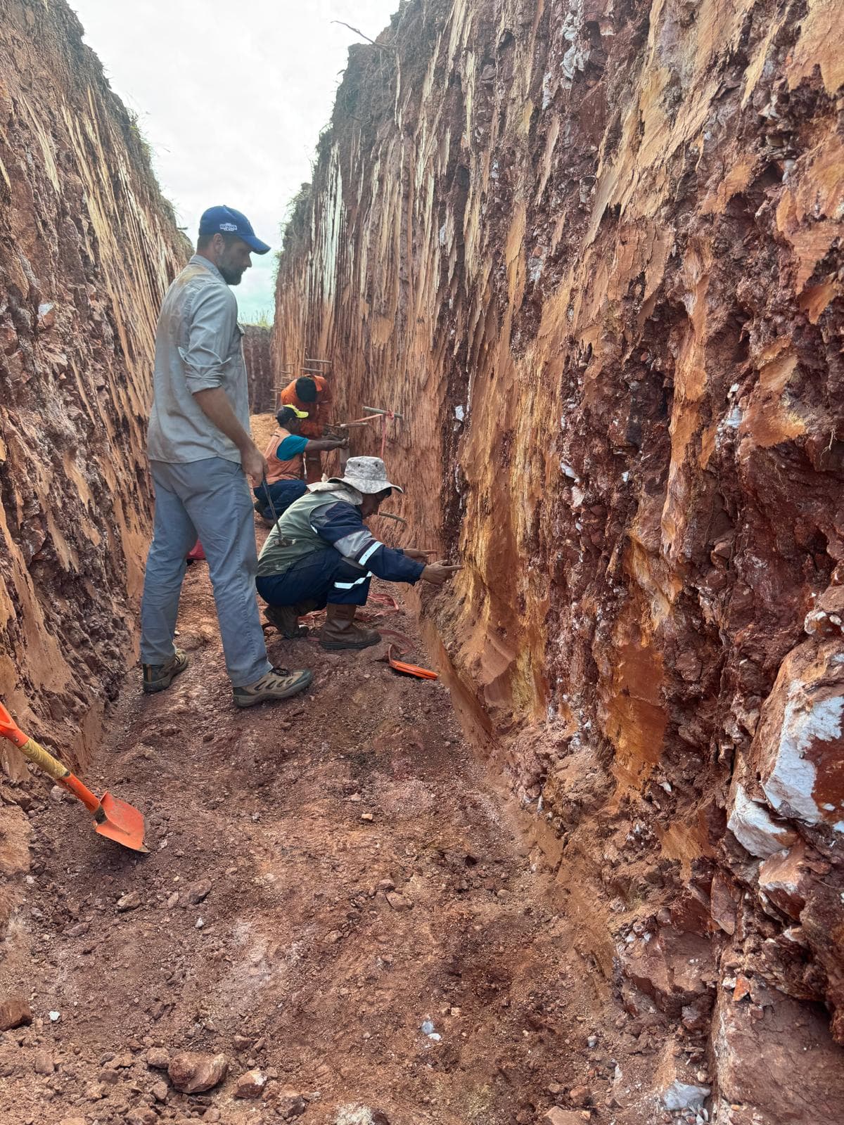 Los Clavillos, Santa Cruz — Drill rig at dusk.